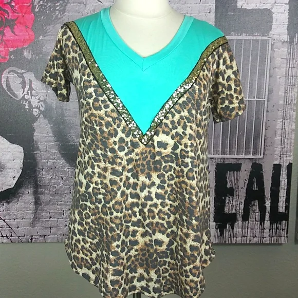 Heimish Sequin and Leopard Print V Neck Top Sz 1X - Picture 1 of 6